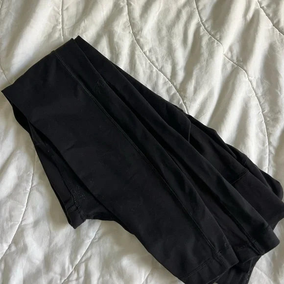 Lululemon | Black Leggings back pocket - Picture 7 of 9